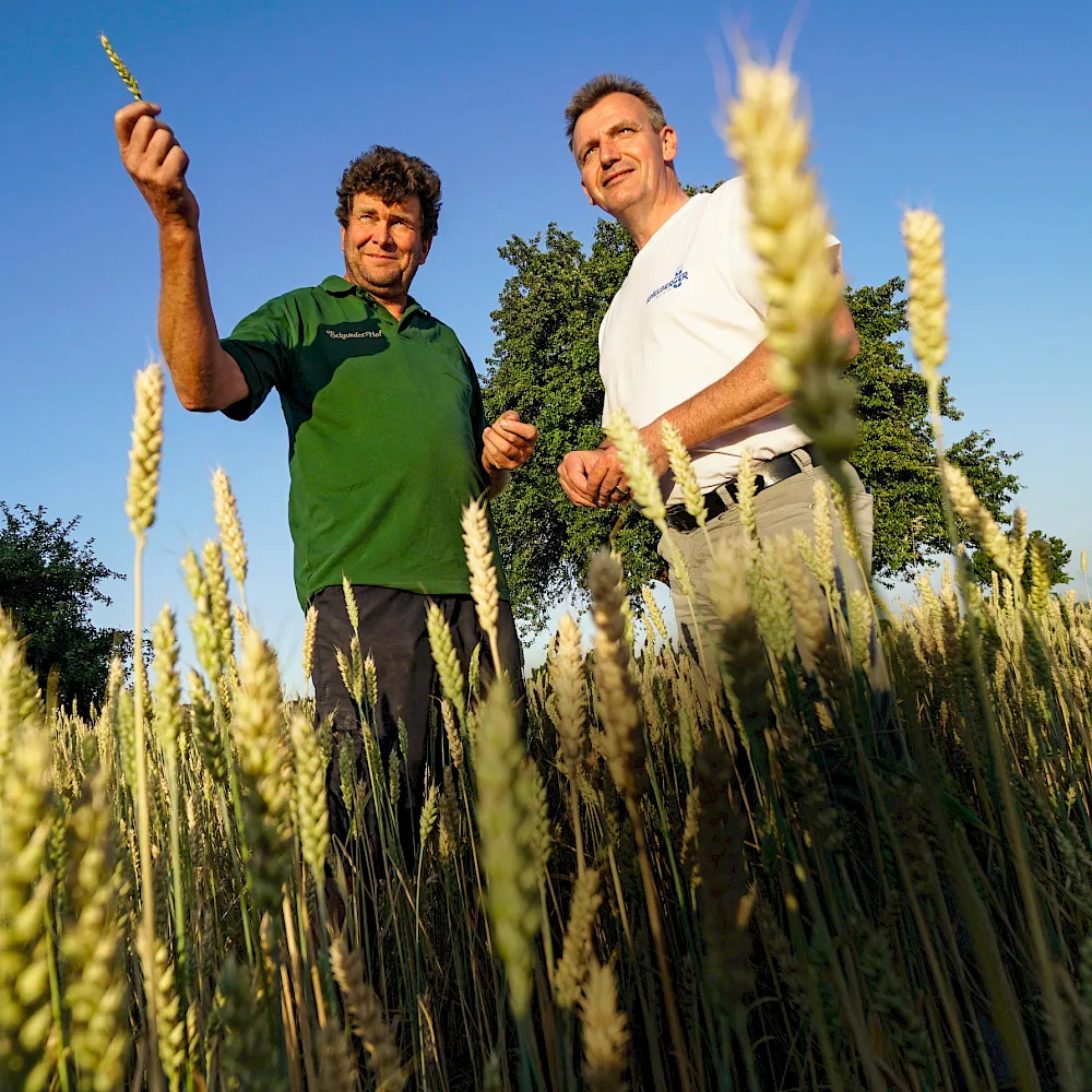 Volkmar Spielberger mit Landwirt im Feld