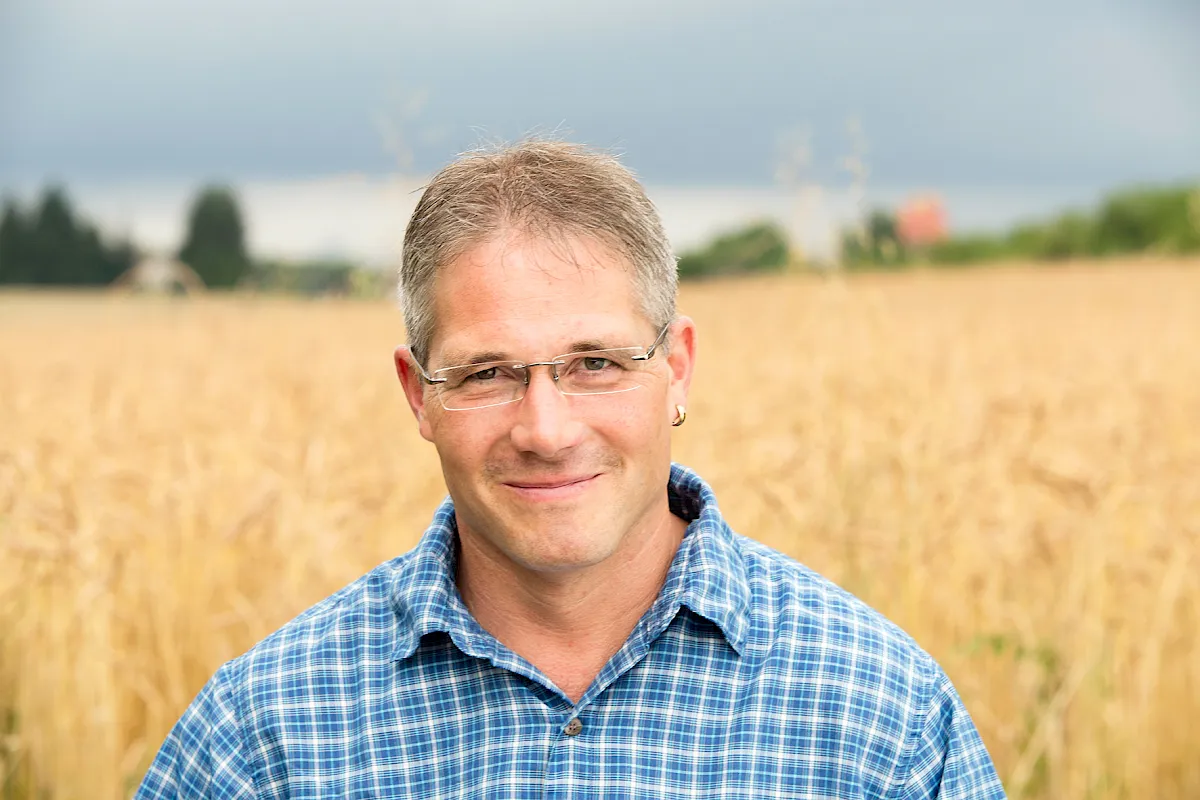 Der Betrieb der Familie Schneider in Sinsheim Adersbach im malerischen Kraichgauer Hügelland wurde bereits 1956 auf biologisch-dynamische Bewirtschaftung umgestellt. Damals gehörten 15 Hektar Fläche und 15 Kühe zum Hof. Inzwischen bewirtschaften Sohn Thomas und Tochter Sabine zwei nebeneinanderliegende Betriebe mit insgesamt 180 Hektar Fläche. Thomas Schneider hat mittlerweile einen Viehbestand von 175 Tieren, Sabine Schneider hat sich auf die Hühnerhaltung spezialisiert.