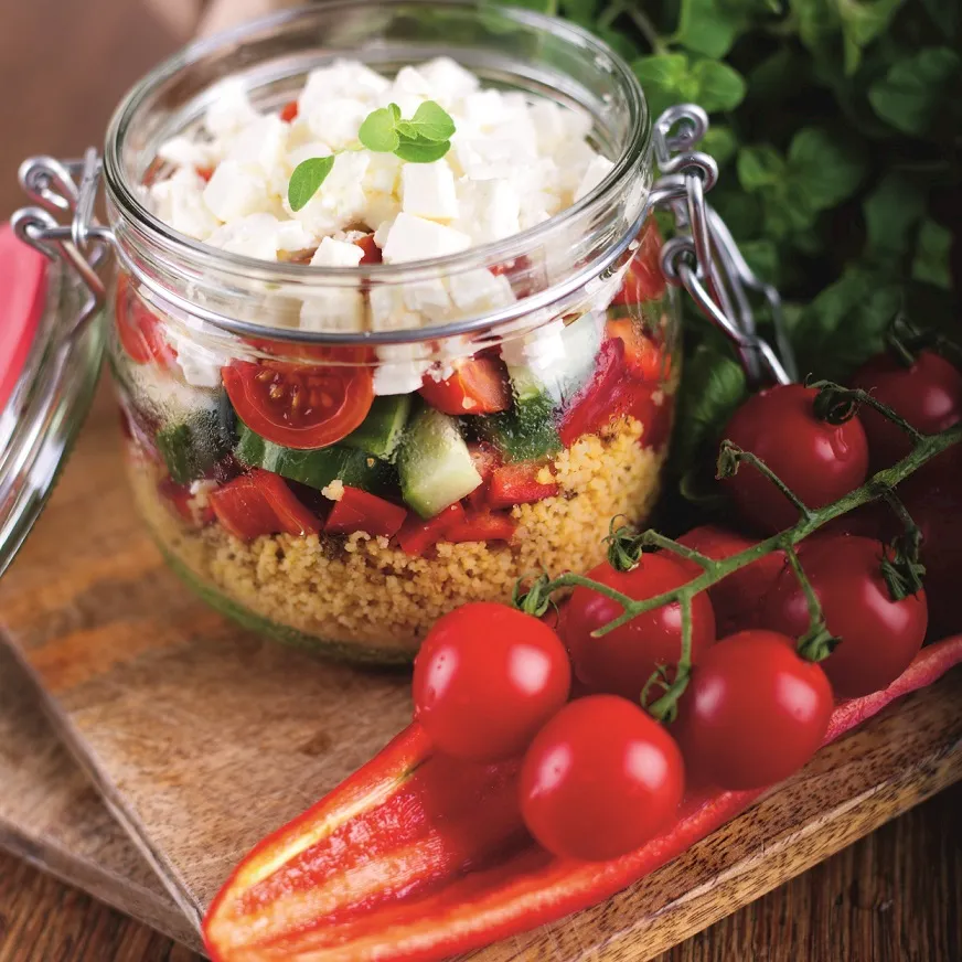 Mediterraner Couscous-Salat im Glas