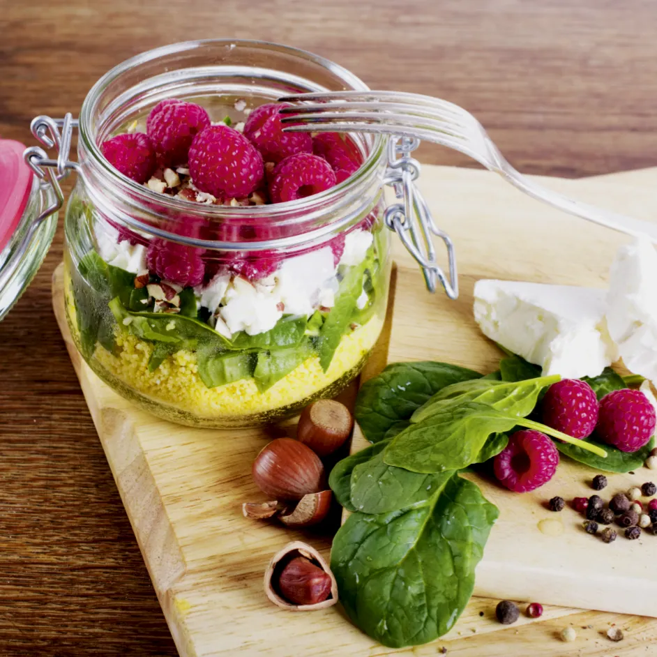 Sommerlicher Couscous-Salat mit Himbeeren