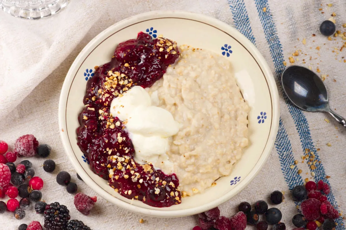 Porridge mit roter Gr&uuml;tze