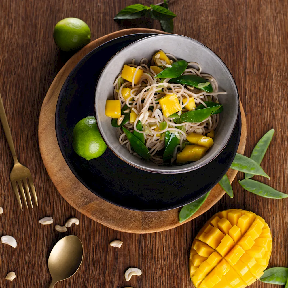 Ein fruchtige frischer Nudelsalat mit Mango und Minze. Die Cashewkerne und Zuckerschoten bringen den nötigen Biss dazu.
