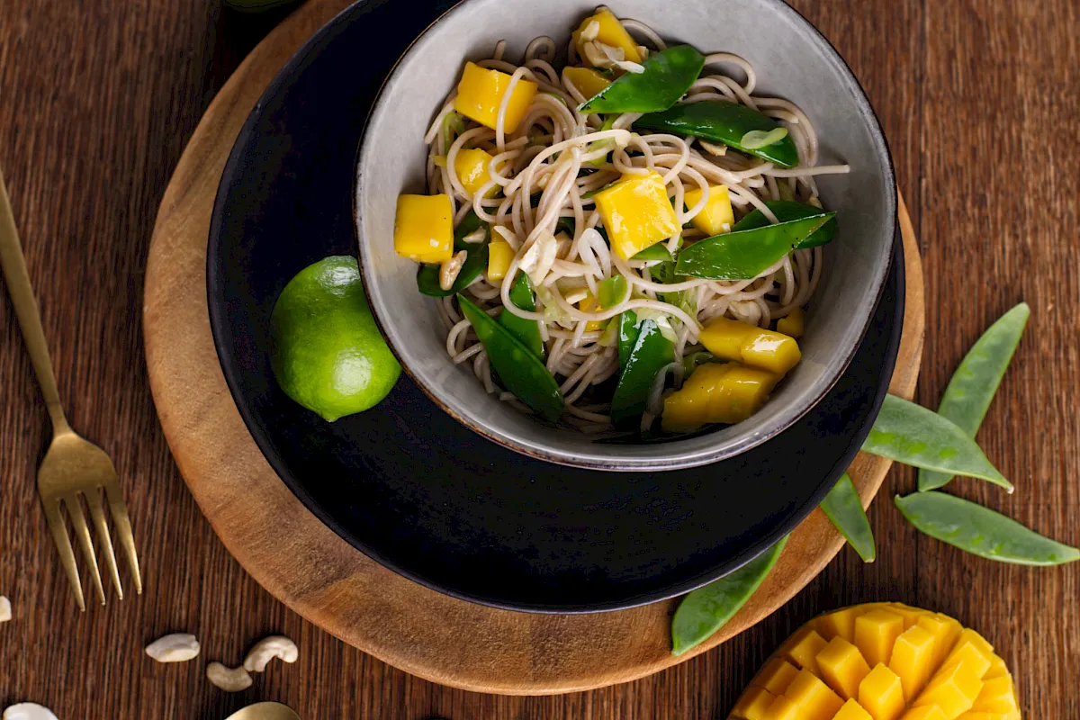 Ein fruchtige frischer Nudelsalat mit Mango und Minze. Die Cashewkerne und Zuckerschoten bringen den n&ouml;tigen Biss dazu.