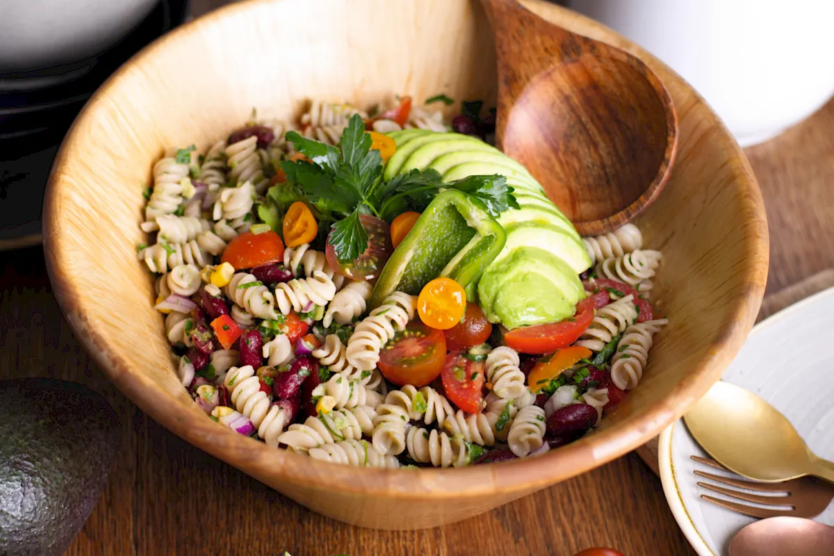 Nudelsalat mit cremigen Avocado Dressing und einer feiner Sch&auml;rfe durch Jalape&ntilde;os