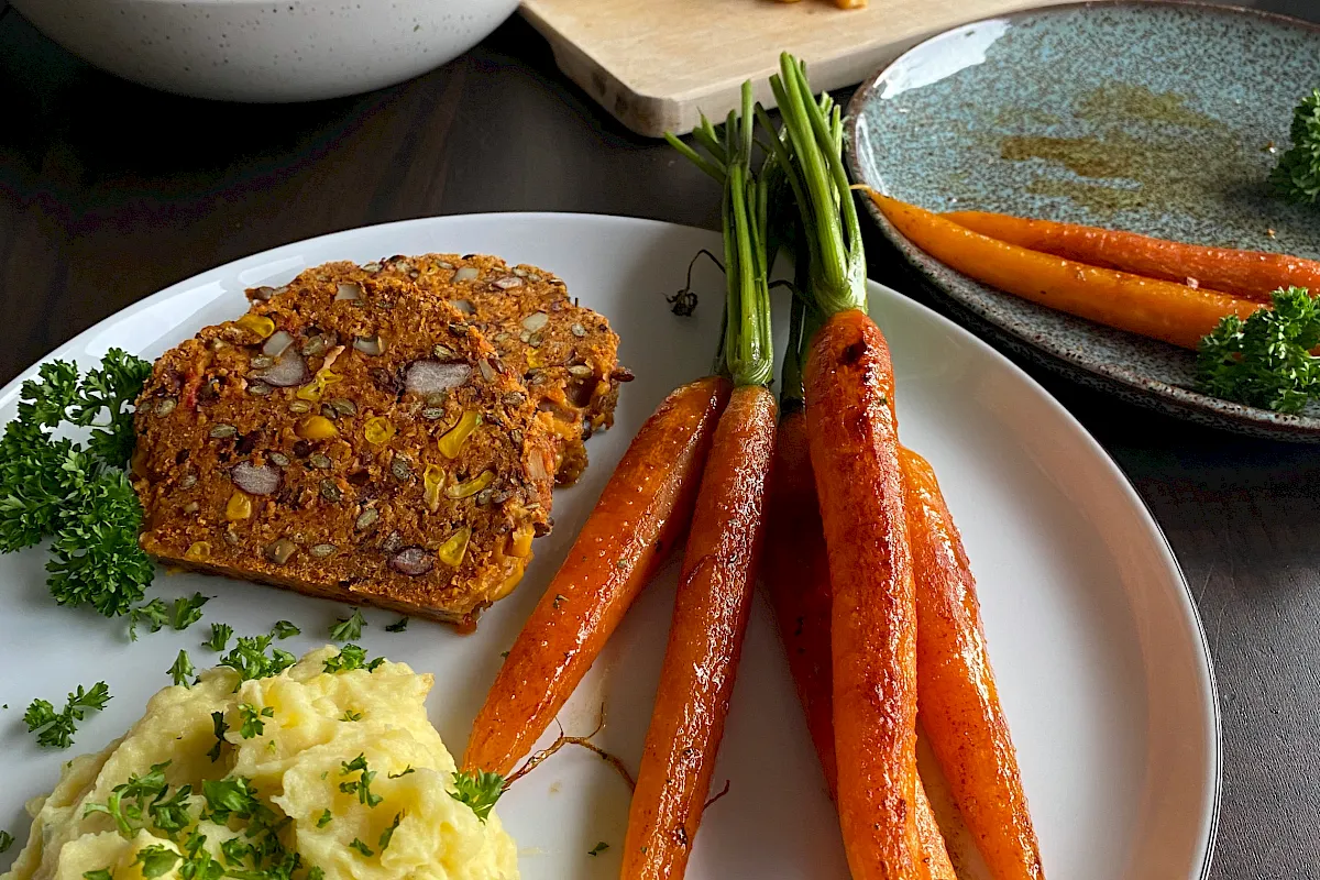 Vegetarischer Braten aus Bohnen mit Kartoffelbrei und M&ouml;hren