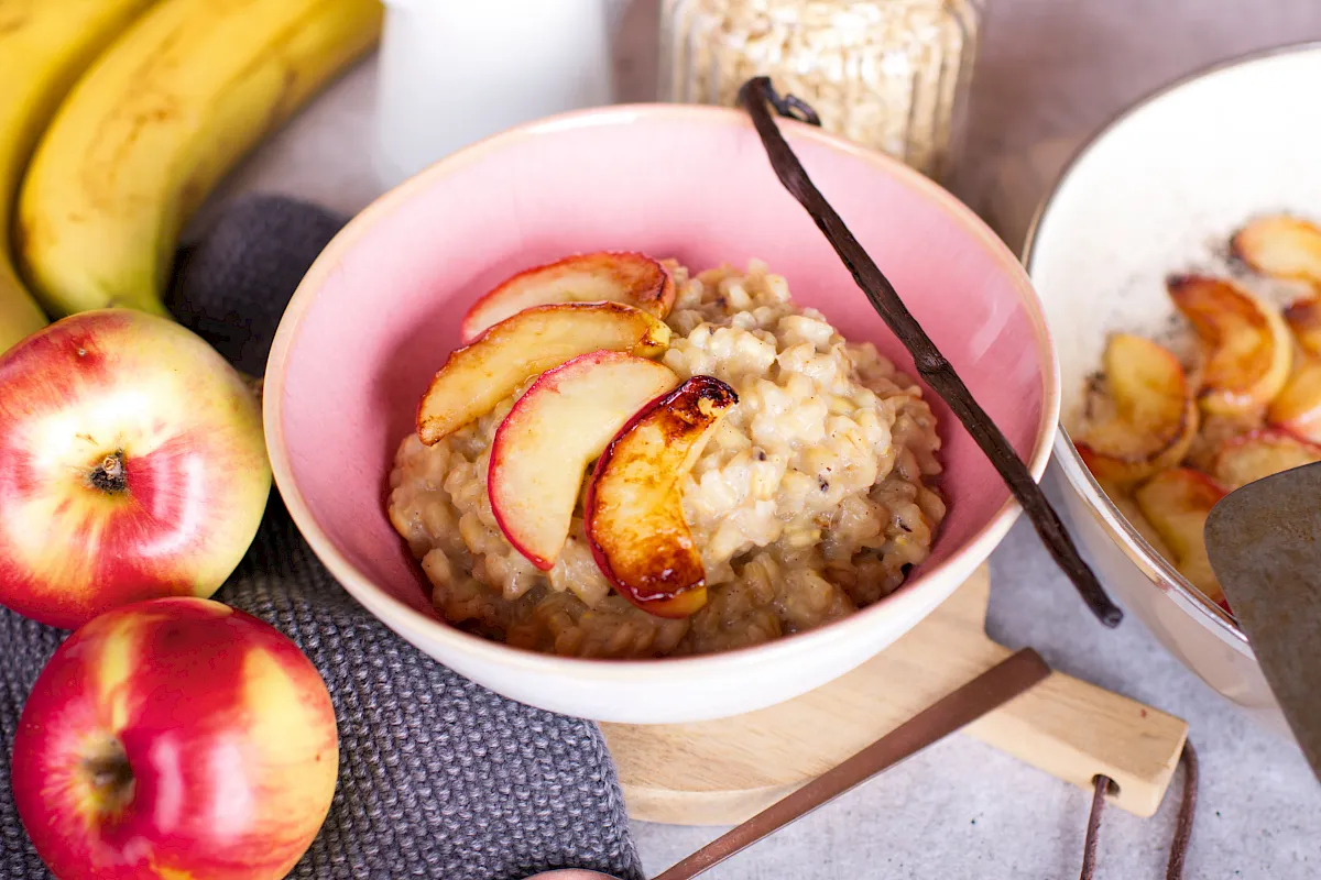 S&uuml;&szlig;e Graupenbowl mit frischem Obst