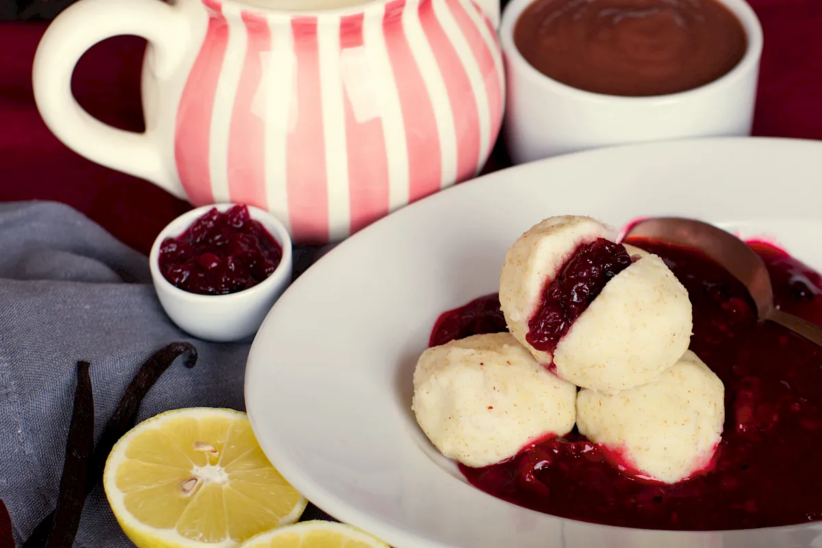 Grießknödel mit Roter Grütze und Rhabarber-Kompott