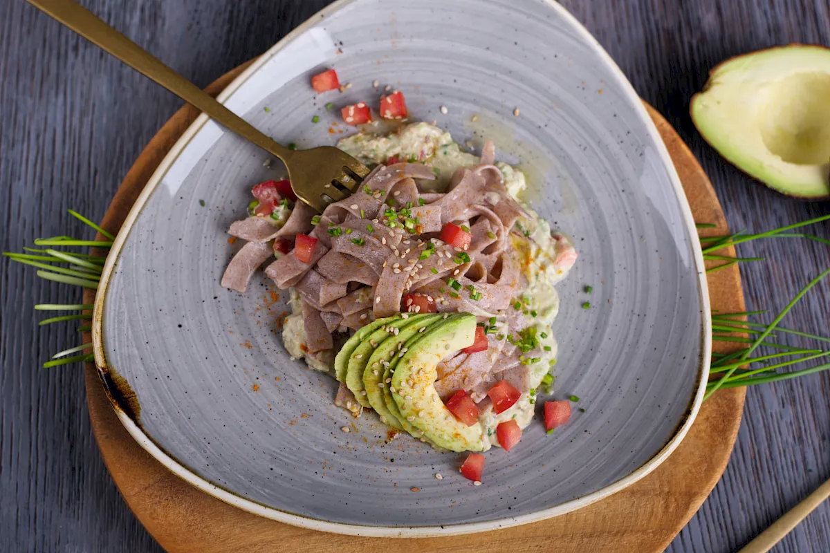 Bandnudeln mit Avocado-Sesam-Creme