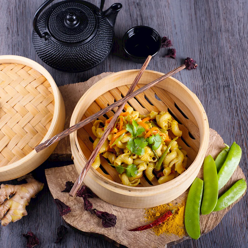 Nudelsalat mal anders: Mit Kokosmilch, asiatischem Gemüse, Curry und Koriander wird ein ausgefallener Genuss daraus