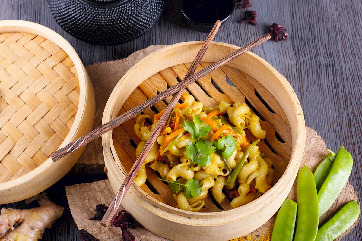 Nudelsalat mal anders: Mit Kokosmilch, asiatischem Gem&uuml;se, Curry und Koriander wird ein ausgefallener Genuss daraus