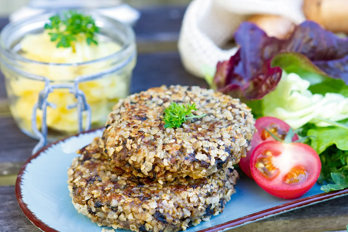 Haferflockenbratling mit frischem Gem&uuml;se und Kartoffeln