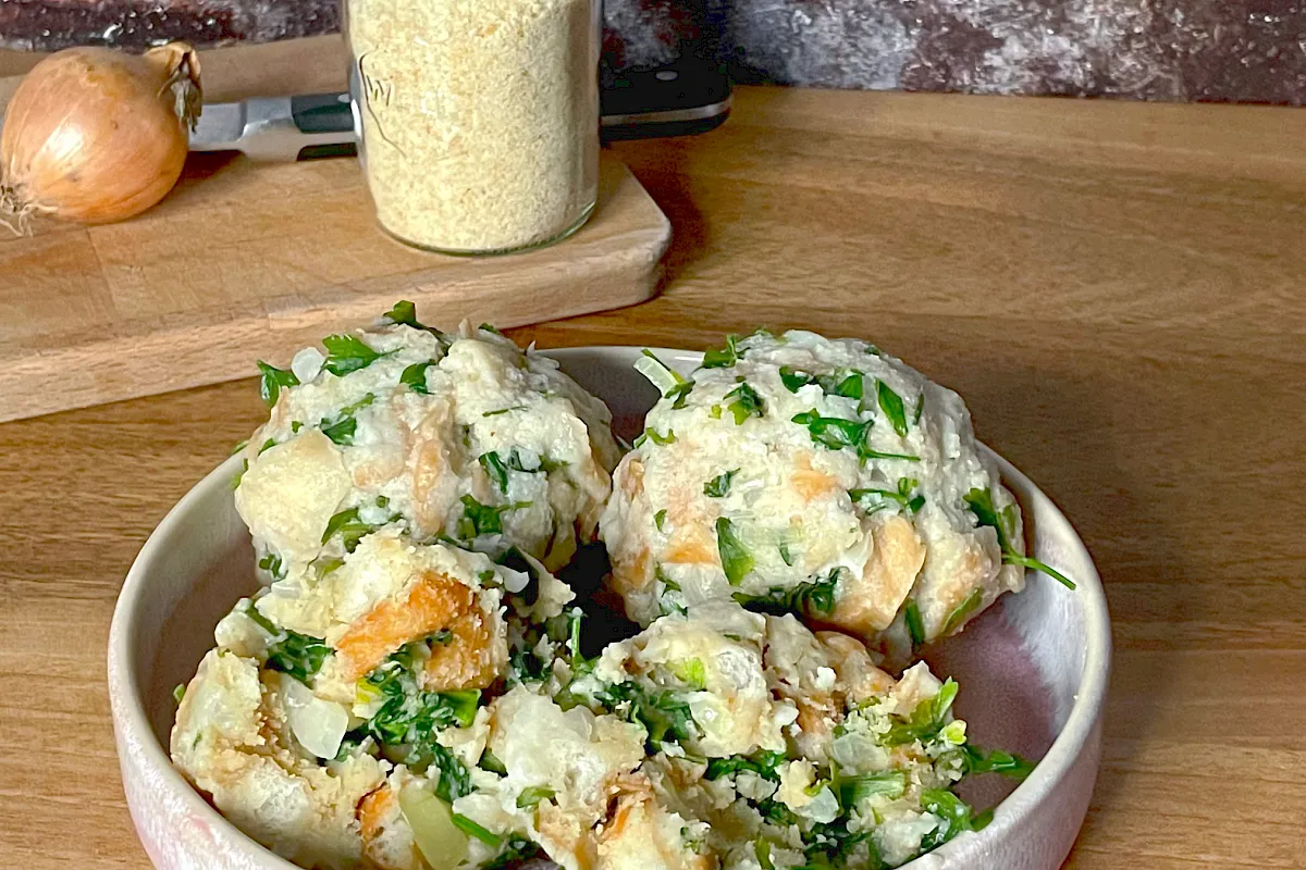 Semmelkn&ouml;del mit Petersilie