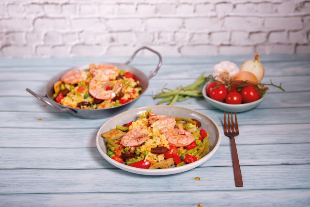 Eine klassische Paella mixta mit Gefl&uuml;gel und Garnelen