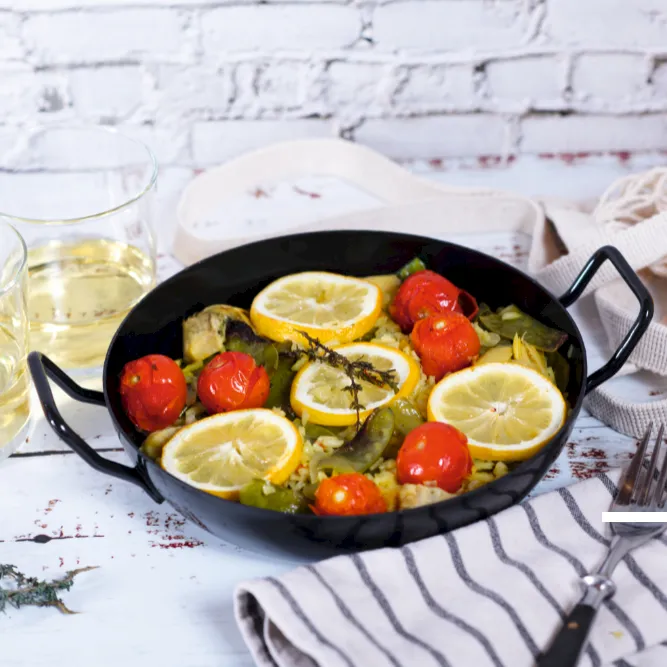 Eine leckere, vegetarische Variante des spanischen Reisgerichtes Paella im Ofen zubereitet
