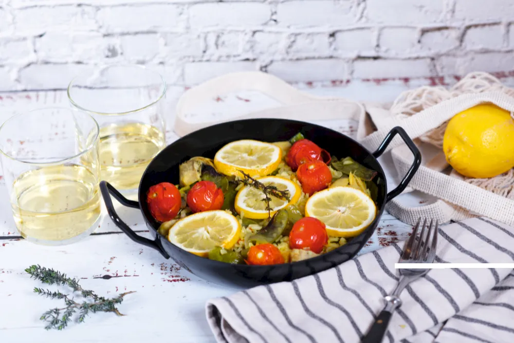 Eine leckere, vegetarische Variante des spanischen Reisgerichtes Paella im Ofen zubereitet