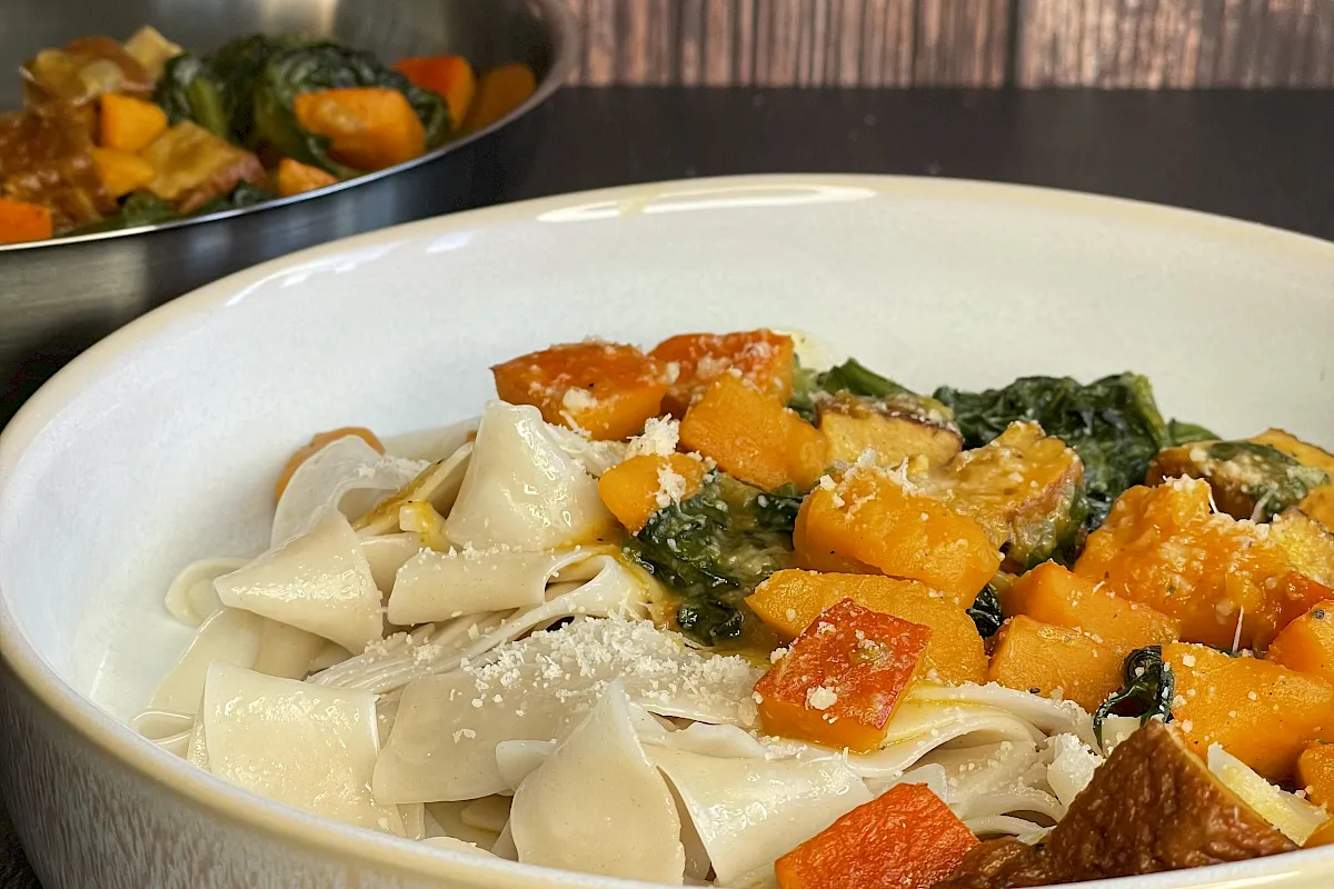 Leckere Pasta mit breiten Dinkel-Bandnudeln, Kürbis und Spinat