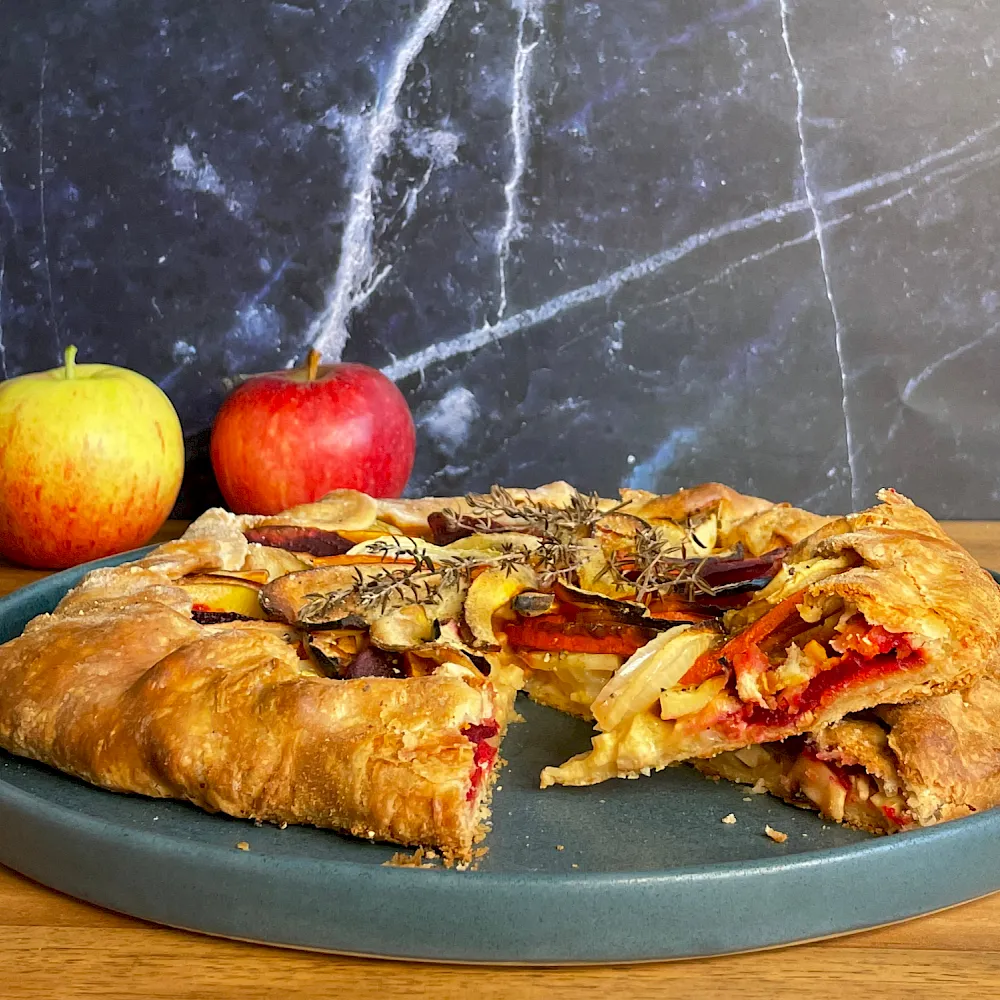 Herbstgalettes mit einem knusprigen Boden aus Dinkelmehl und einem Tofubelag mit Obst und Gemüse der Saison