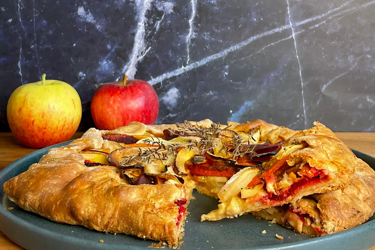 Herbstgalettes mit einem knusprigen Boden aus Dinkelmehl und einem Tofubelag mit Obst und Gem&uuml;se der Saison