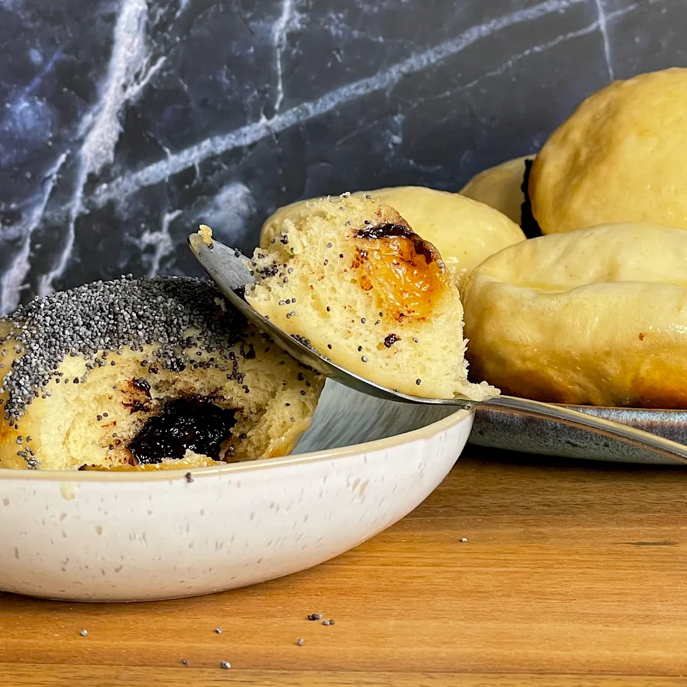 Germknödel mit Zwetschgenmus: eine warme Hefesüßspeise für den Herbst