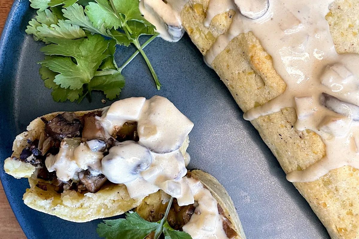 Leckere Kartoffel-Pilz-Rolle mit einem feinen Teig aus Kartoffeln und Gri&szlig;e, gef&uuml;llt mit verschiedenen Pilzen