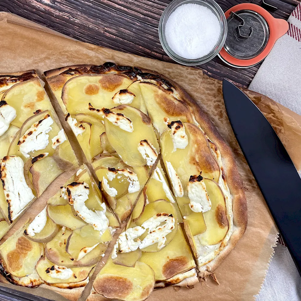 Flammkuchen mit Kartoffeln und Ziegenkäse
