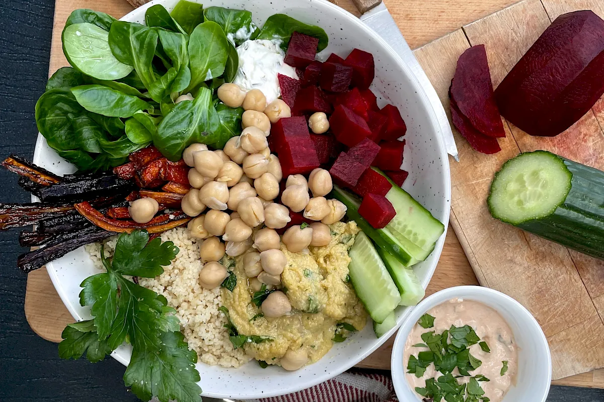 Buddhabowl mit Couscous, Hummus und Gemüse