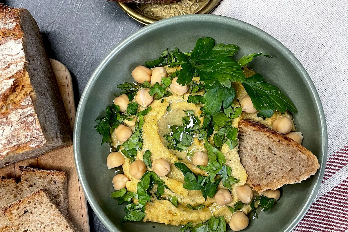 Hummus, mit ganzen Kichererbsen und Brot