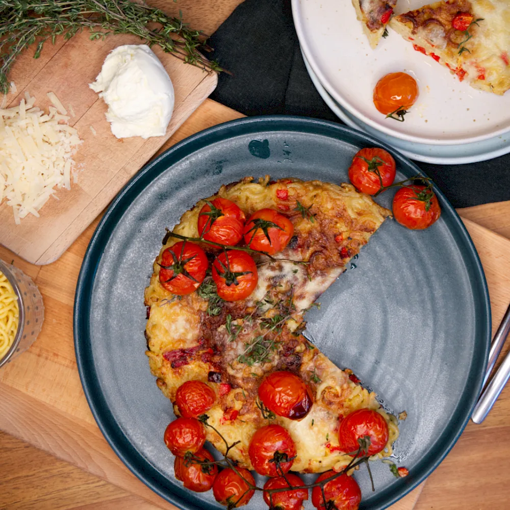 Fritata aus Gabelspaghetti mit Paprika und frischen Tomaten