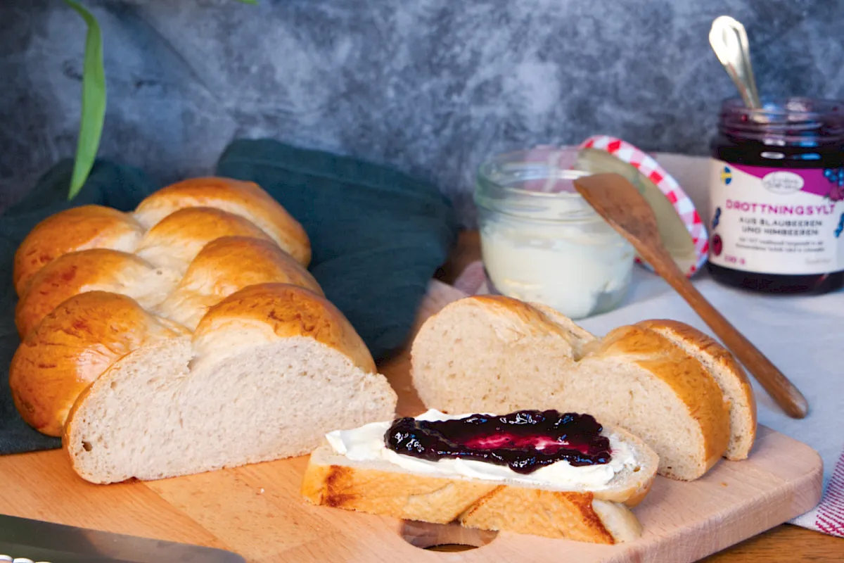 klassische Hefezopf serviert mit Butter und Marmelade