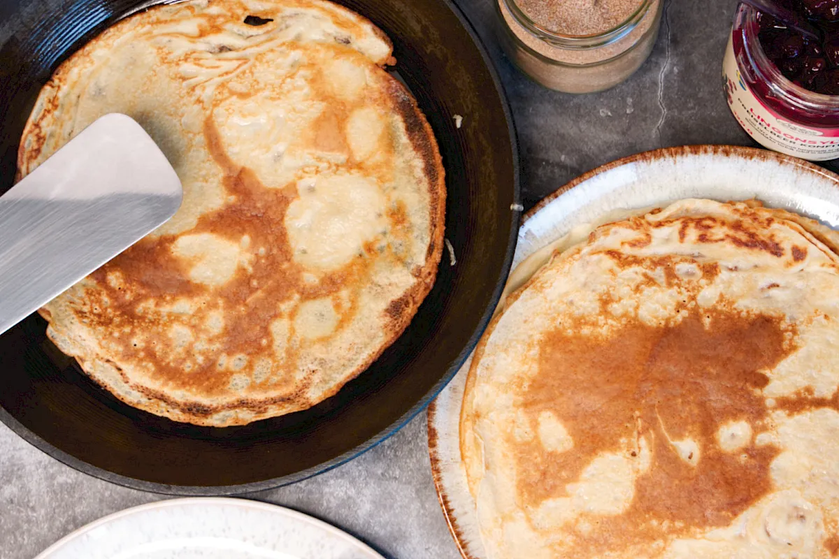 klassische Pfannkuchen mit Zimtzucker und Marmelade
