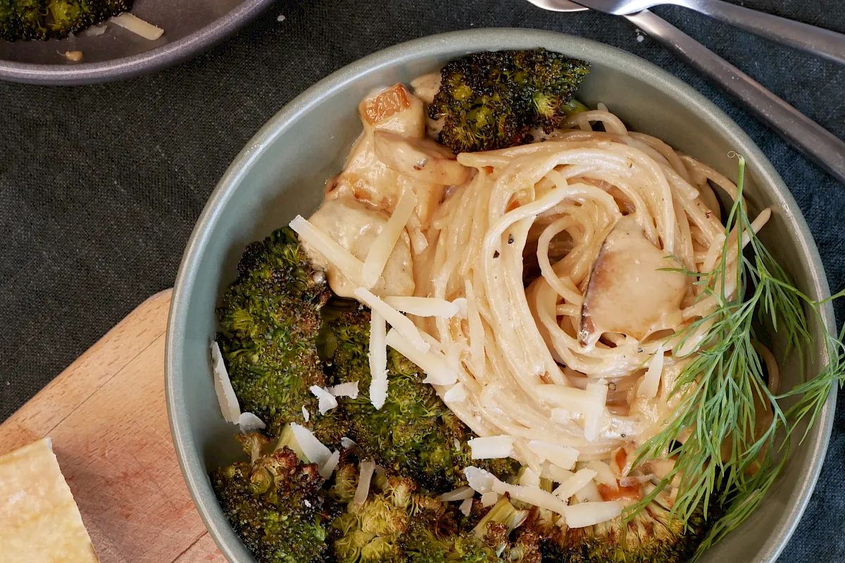 Pasta mit Zitronen-Sahneso&szlig;e, Brokkoli und Kr&auml;uterseitlingen