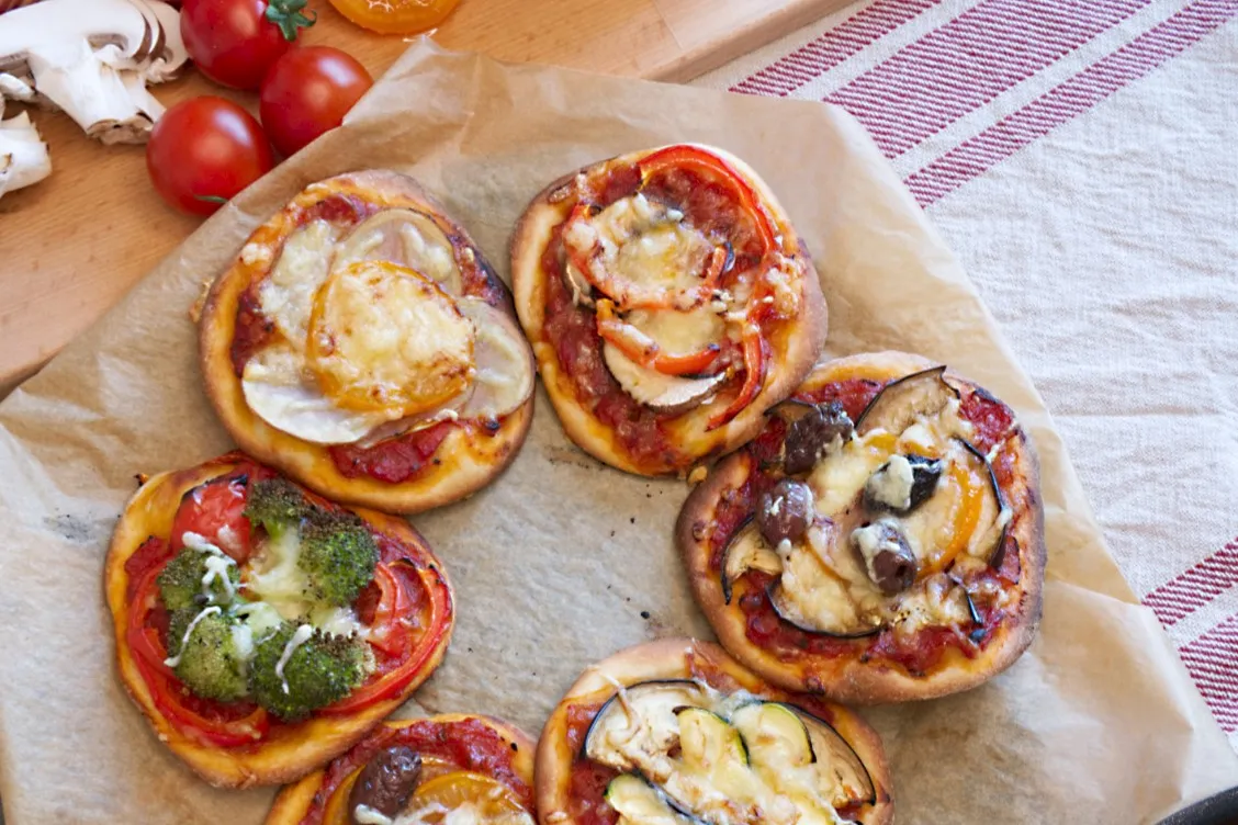 Minipizza mit verschiedenem vegetarischen Belag