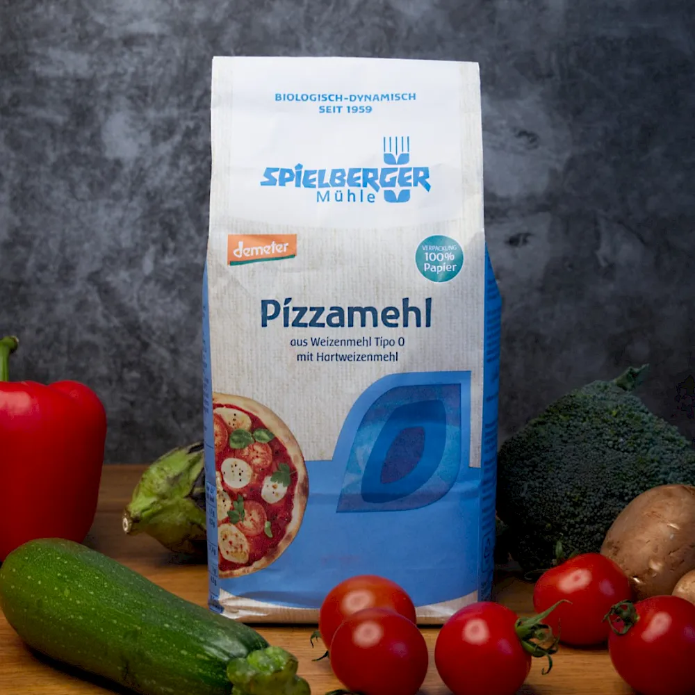 Pizzamehl mit Pizzazutaten rund um die Mehlt&uuml;te