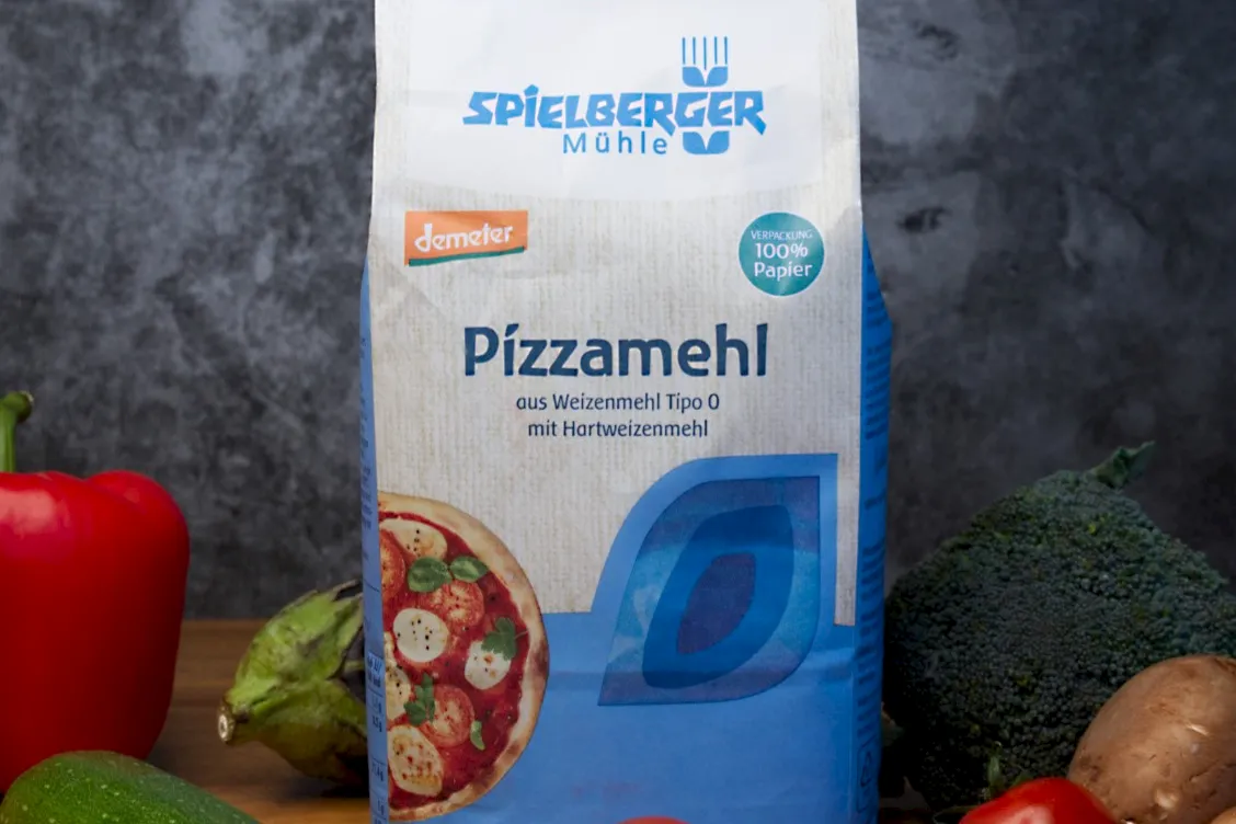 Pizzamehl mit Pizzazutaten rund um die Mehlt&uuml;te