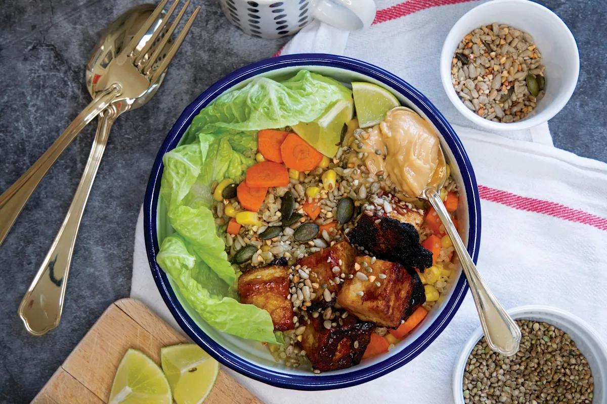 Eine bunte Bowl auf Quinoa Basis mit Tofu und Gemüse.