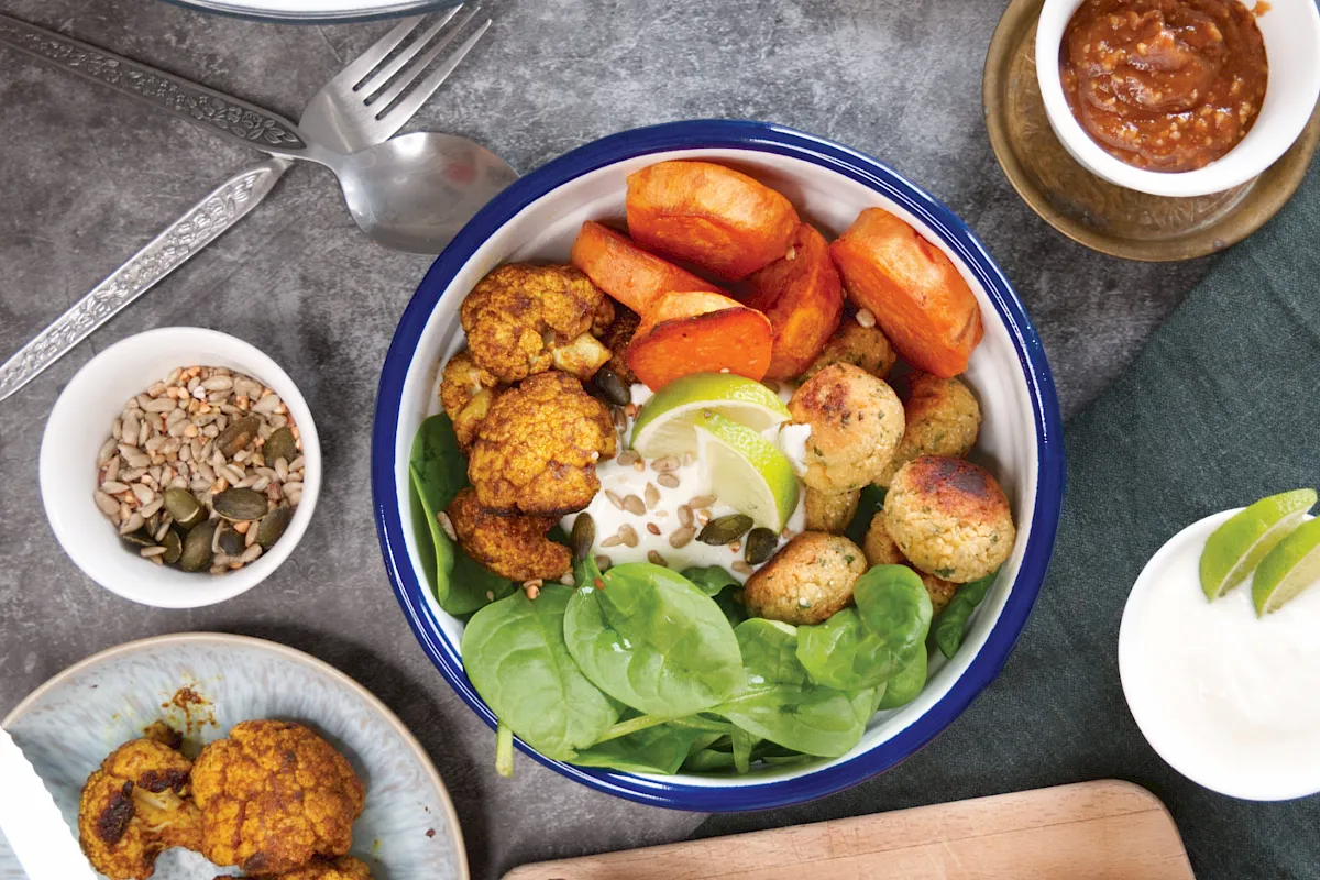 Eine herzhafte Bowl auf Spinatbasis mit Falafel und S&uuml;&szlig;kartoffel.