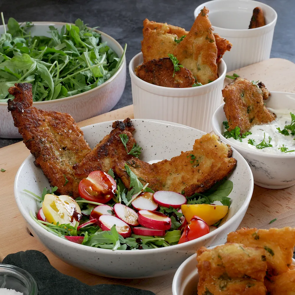 Panelle sind sizilianische Krapfen aus Kichererbsenmehl, Wasser, Salz, Pfeffer, Olivenöl und Petersilie