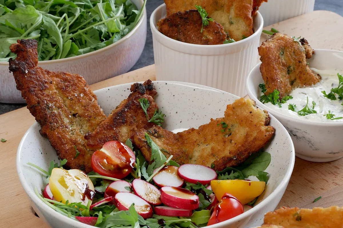 Panelle sind sizilianische Krapfen aus Kichererbsenmehl, Wasser, Salz, Pfeffer, Olivenöl und Petersilie