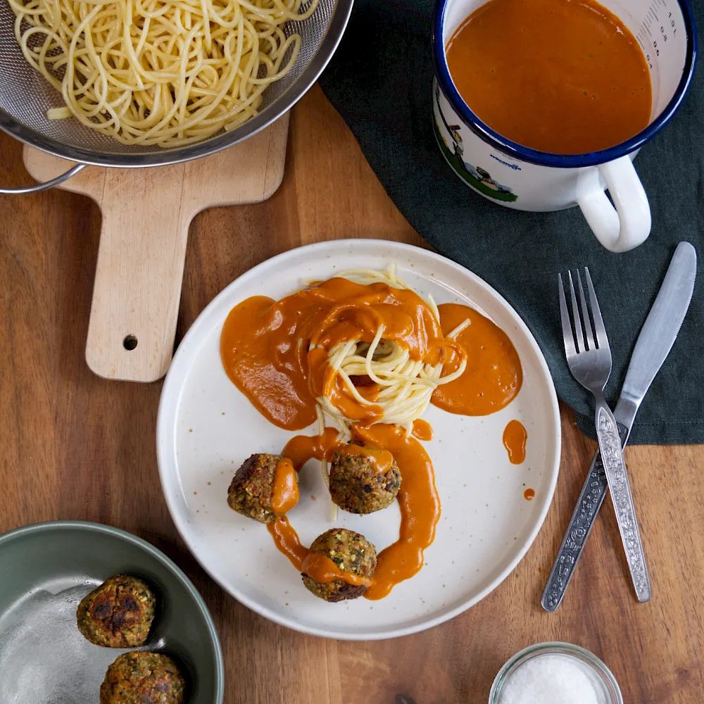 Vegane Meatballs mit Tomatensoße