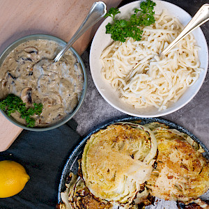 Knuspriger Wirsing trifft auf zarte Dinkelsp&auml;tzle und eine cremige Pilzrahmsauce &ndash; ein winterliches Wohlf&uuml;hlgericht voller Geschmack! Perfekt f&uuml;r alle, die saisonale K&uuml;che lieben.