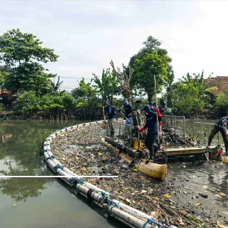 Plastikfrei und nachhaltig – das ist unser Ziel. Doch wir wollen noch mehr tun. Durch eine Partnerschaft mit den Plastic Fischern helfen wir dabei, Plastikabfälle aus Flüssen in Indien und Indonesien zu entfernen. Statt Weihnachtsgeschenken unterstützen wir in diesem Jahr ein Projekt, das nicht nur die Umwelt schützt, sondern auch Arbeitsplätze schafft.