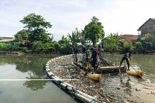 Plastikfrei und nachhaltig &ndash; das ist unser Ziel. Doch wir wollen noch mehr tun. Durch eine Partnerschaft mit den Plastic Fischern helfen wir dabei, Plastikabf&auml;lle aus Fl&uuml;ssen in Indien und Indonesien zu entfernen. Statt Weihnachtsgeschenken unterst&uuml;tzen wir in diesem Jahr ein Projekt, das nicht nur die Umwelt sch&uuml;tzt, sondern auch Arbeitspl&auml;tze schafft.