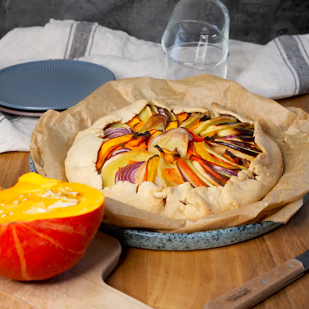 Rustikal, herzhaft und voller Geschmack – diese Galette mit würziger Tofu-Füllung und buntem Gemüse ist einfach gemacht und immer ein Hingucker. Perfekt für jede Jahreszeit!