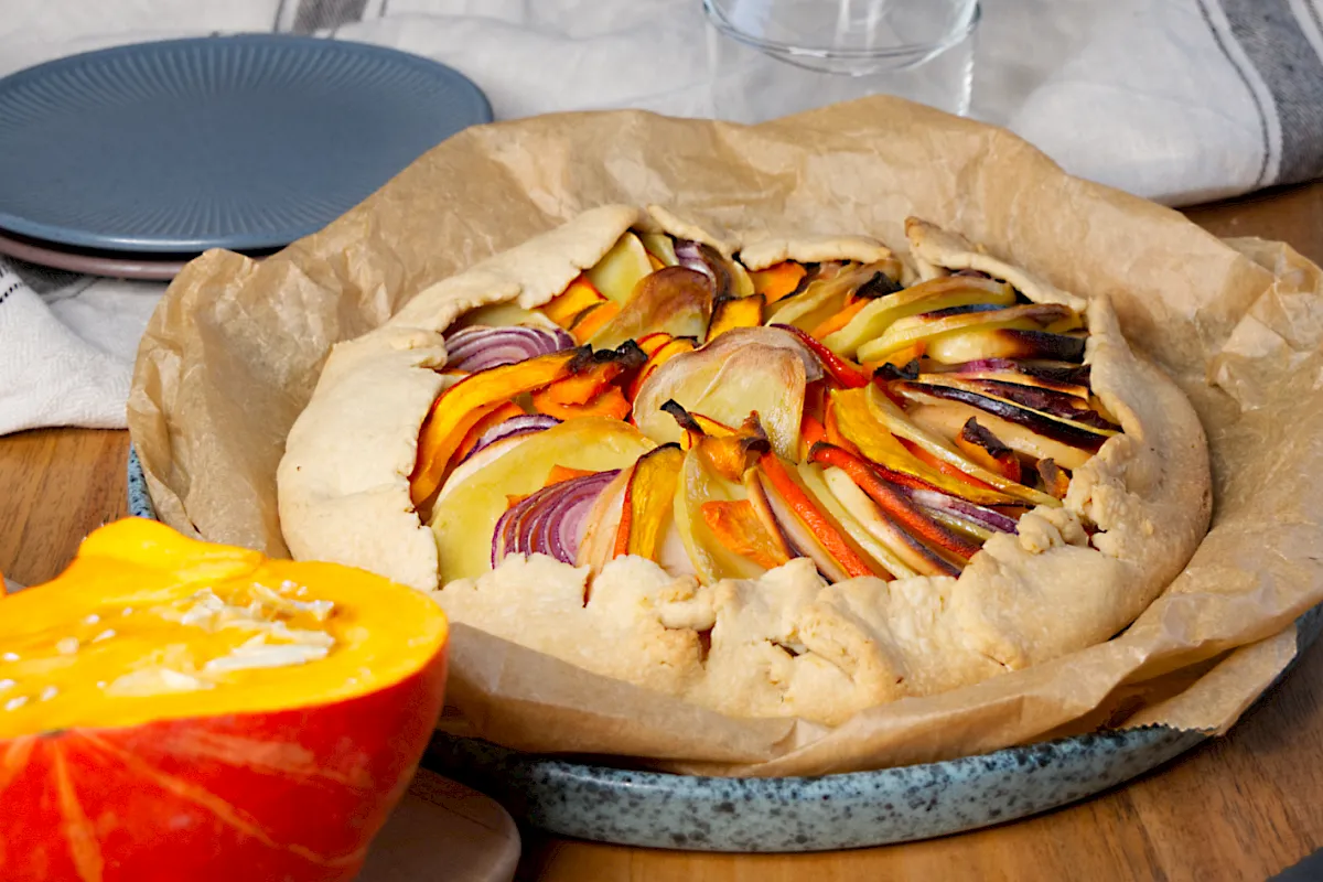 Rustikal, herzhaft und voller Geschmack &ndash; diese Galette mit w&uuml;rziger Tofu-F&uuml;llung und buntem Gem&uuml;se ist einfach gemacht und immer ein Hingucker. Perfekt f&uuml;r jede Jahreszeit!