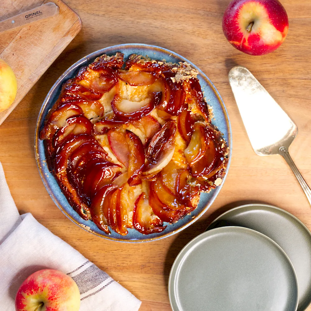 Karamellisierte &Auml;pfel und ein buttriger Teig &ndash; diese franz&ouml;sische Apfel-Tarte-Tatin ist ein echtes Genuss-Highlight. Einfach st&uuml;rzen und warm servieren!