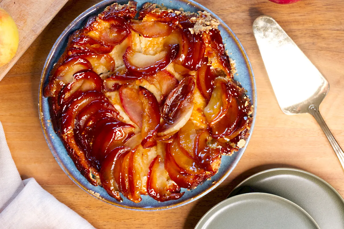Karamellisierte &Auml;pfel und ein buttriger Teig &ndash; diese franz&ouml;sische Apfel-Tarte-Tatin ist ein echtes Genuss-Highlight. Einfach st&uuml;rzen und warm servieren!