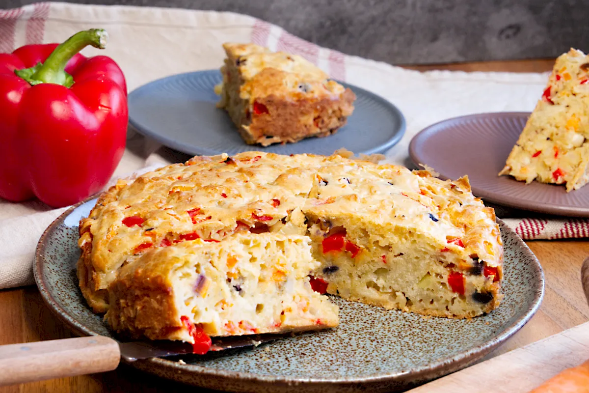 Herzhaft, fluffig und voller Geschmack &ndash; dieser Gem&uuml;sekuchen kombiniert saftigen R&uuml;hrteig mit buntem Gem&uuml;se und K&auml;se. Perfekt als herzhafte Alternative zum s&uuml;&szlig;en Kuchen!