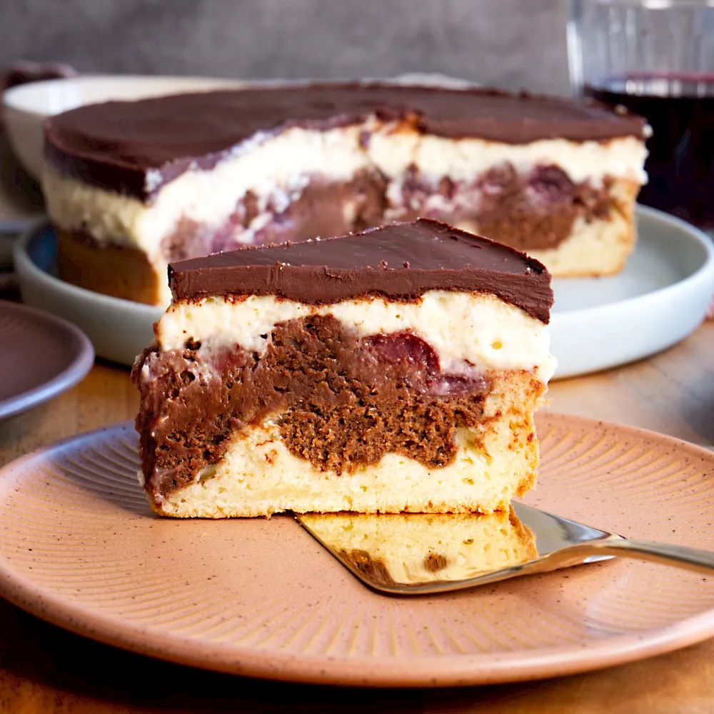 Saftiger R&uuml;hrteig, fruchtige Kirschen, cremige Puddingbutter und knackige Schokoladenglasur &ndash; die Donauwelle ist ein echter Kuchengenuss. Ein Klassiker, der immer begeistert!