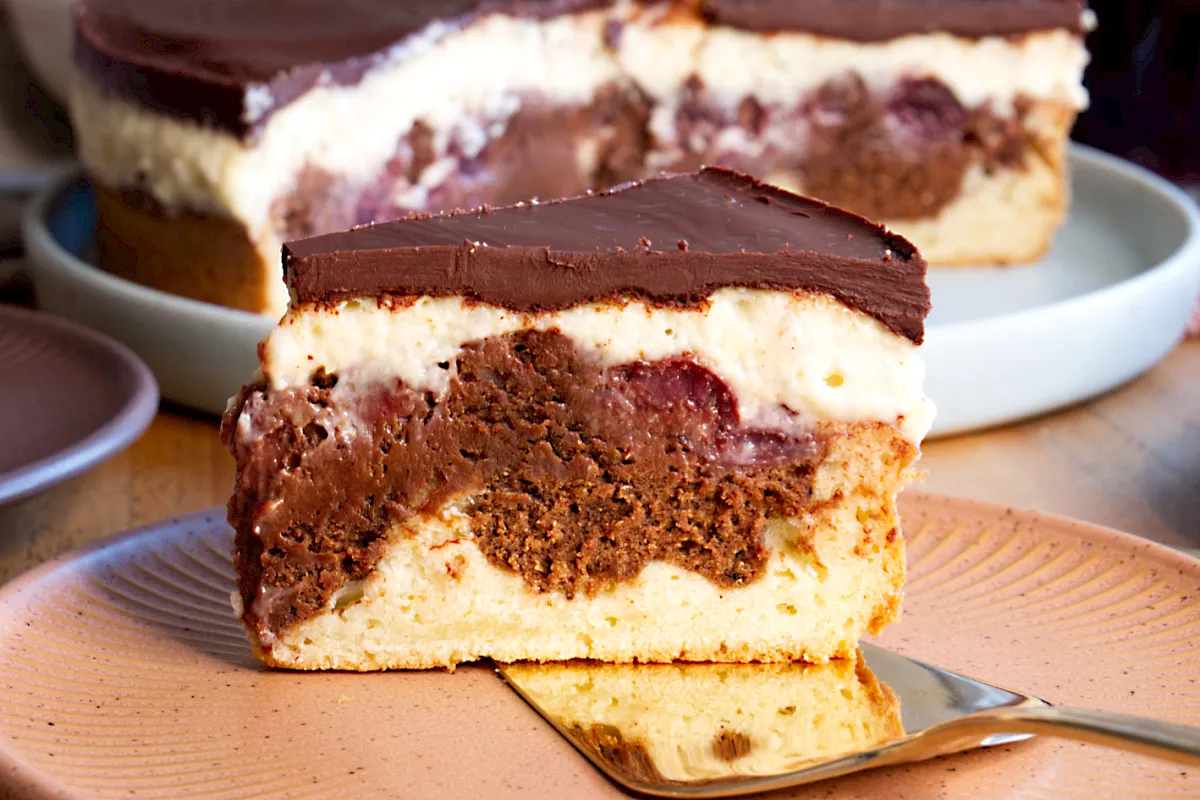 Saftiger R&uuml;hrteig, fruchtige Kirschen, cremige Puddingbutter und knackige Schokoladenglasur &ndash; die Donauwelle ist ein echter Kuchengenuss. Ein Klassiker, der immer begeistert!