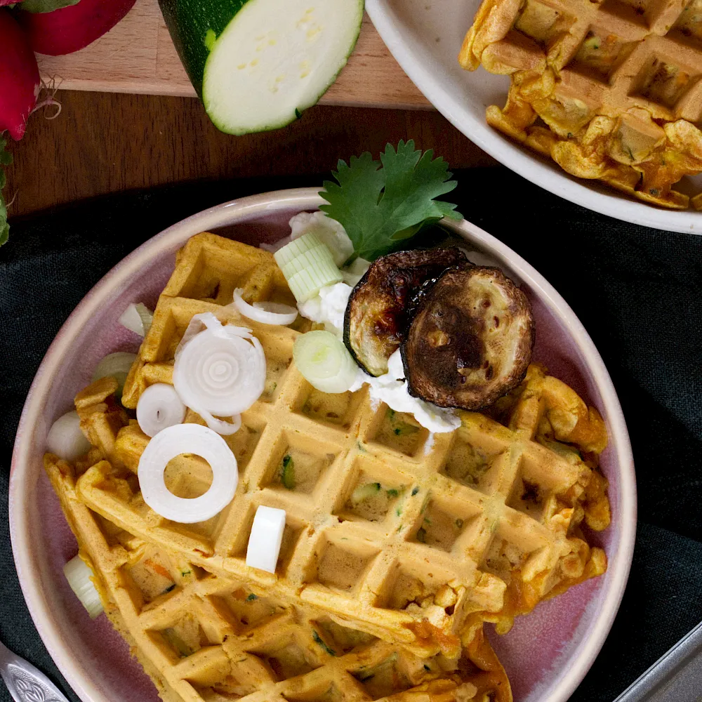 Diese herzhaften Waffeln sind außen knusprig und innen wunderbar saftig – dank frisch geraspeltem Gemüse. Schnell gemacht, gesund und ideal zum Mitnehmen oder als leichte Mahlzeit mit Dip und Salat!